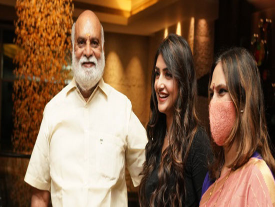 Pelli sandadi success celebration